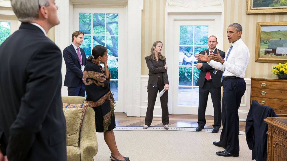 PHOTO: President Barack Obama discusses the Iran nuclear agreement with staff and advisors in the Oval Office, July 13, 2015.