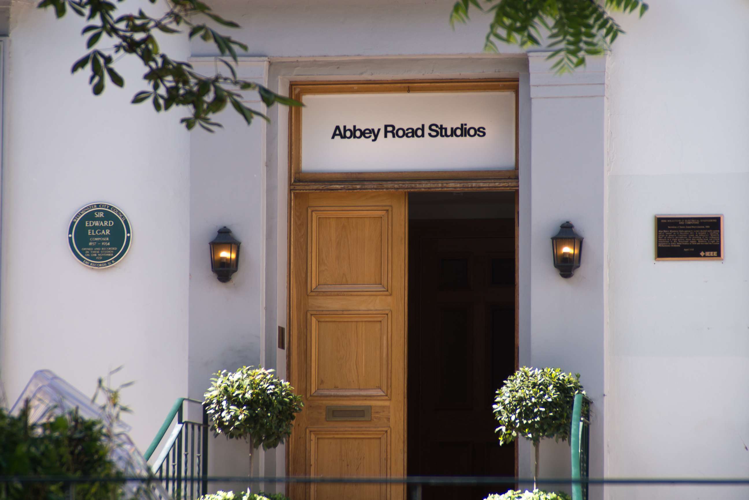 トランプ　未開封　Abbey Road Studios The Beatles Amazon.com: The Beatles - Abbey Road: 9781540057396: Beatles: Books